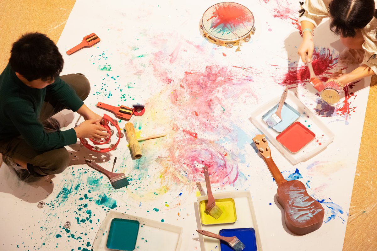 ＼3/28㊏開催・楽器で絵を描く「音筆」／
PLAY! PARK × オーディオテクニカ コラボ

楽器に絵の具で色をつけて、目に見える「音のカタチ」として描く特別イベント！実際に楽器の音を鳴らしながら、大きな紙に絵を完成させよう🎨