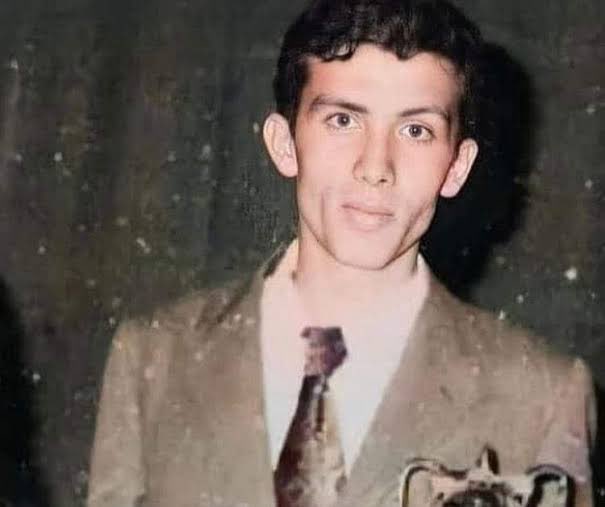 prof_mahmutozer's tweet photo. Bundan yaklaşık 25 yıl önce bu ülkede milyonlarca insan kendi öz yurdunda garipti. Gençlerimiz üniversite kapılarında hayallerini bırakmak zorunda kalıyor, imam hatip ve meslek lisesi mezunları adaletsiz katsayı uygulamasıyla geleceklerinden mahrum ediliyordu.

O günlerde Türkiye’nin yalnızca 26 şehrinde havalimanı vardı. Birçok ilimiz yükseköğretim imkânından yoksundu. Dünyanın en kritik ve en zorlu coğrafyalarından birinde yer alan ülkemizin savunma sanayii ise neredeyse tamamen dışa bağımlıydı.

Bugün ise eğitimden ulaşıma, sağlıktan savunma sanayiine kadar sayısız alanda bambaşka bir Türkiye var. Çeyrek asırda gerçekleşen dönüşümü, hayata geçirilen yüzlerce projeyi ve kazanımı tek bir paylaşıma sığdırmak mümkün değil.

Bu büyük değişimin arkasında, milletine adanmış bir ömür var. Recep Tayyip Erdoğan, “millete rağmen siyaset” anlayışını geride bırakıp “millet için siyaset” anlayışını hâkim kıldı. 86 milyonun tamamını ayırt etmeksizin kucakladı; milletin sevincini kendi sevinci, hüznünü kendi hüznü bildi. Demokrasimizin önündeki engelleri kaldırırken, milli iradeye yönelen her türlü tehdide karşı da kararlılıkla durdu.

Ömrünü bu aziz millete vakfeden Cumhurbaşkanımız Sayın @RTErdogan’ın doğum günü kutlu olsun.
#NiceYıllaraReis