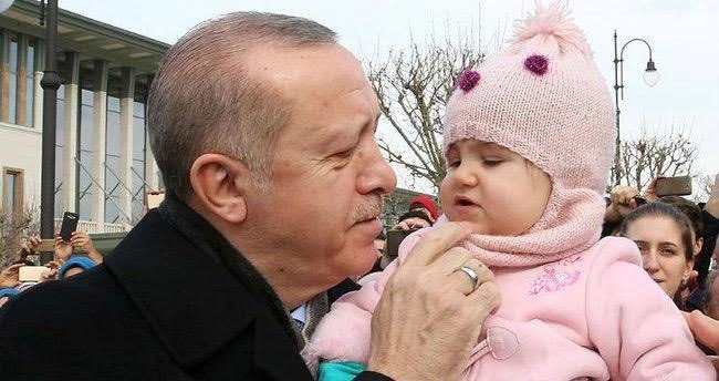 prof_mahmutozer's tweet photo. Bundan yaklaşık 25 yıl önce bu ülkede milyonlarca insan kendi öz yurdunda garipti. Gençlerimiz üniversite kapılarında hayallerini bırakmak zorunda kalıyor, imam hatip ve meslek lisesi mezunları adaletsiz katsayı uygulamasıyla geleceklerinden mahrum ediliyordu.

O günlerde Türkiye’nin yalnızca 26 şehrinde havalimanı vardı. Birçok ilimiz yükseköğretim imkânından yoksundu. Dünyanın en kritik ve en zorlu coğrafyalarından birinde yer alan ülkemizin savunma sanayii ise neredeyse tamamen dışa bağımlıydı.

Bugün ise eğitimden ulaşıma, sağlıktan savunma sanayiine kadar sayısız alanda bambaşka bir Türkiye var. Çeyrek asırda gerçekleşen dönüşümü, hayata geçirilen yüzlerce projeyi ve kazanımı tek bir paylaşıma sığdırmak mümkün değil.

Bu büyük değişimin arkasında, milletine adanmış bir ömür var. Recep Tayyip Erdoğan, “millete rağmen siyaset” anlayışını geride bırakıp “millet için siyaset” anlayışını hâkim kıldı. 86 milyonun tamamını ayırt etmeksizin kucakladı; milletin sevincini kendi sevinci, hüznünü kendi hüznü bildi. Demokrasimizin önündeki engelleri kaldırırken, milli iradeye yönelen her türlü tehdide karşı da kararlılıkla durdu.

Ömrünü bu aziz millete vakfeden Cumhurbaşkanımız Sayın @RTErdogan’ın doğum günü kutlu olsun.
#NiceYıllaraReis