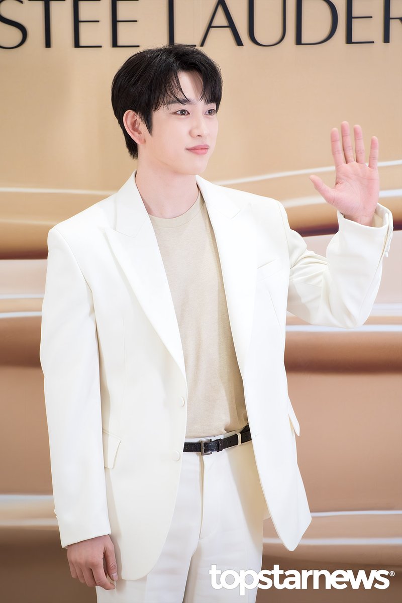 TSN_PHOTO's tweet photo. [HD포토] 갓세븐 진영, ‘손인사는 훈훈하게’ (에스티 로더 포토월) #에스티로더 #포토월 #프리뷰 #진영 #갓세븐 #GOT7 https://t.co/diOpnLht7H <- Original Photo https://t.co/33YKX34QGT