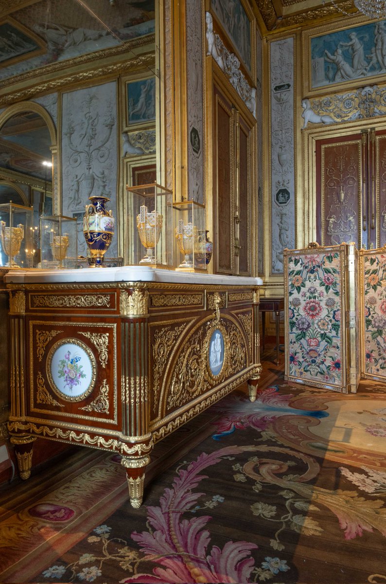 CFontainebleau's tweet image. 🔴 𝗣𝗮𝘂𝘀𝗲 𝗱𝗮𝗻𝘀 𝗹𝗲 𝘀𝗮𝗹𝗼𝗻 𝗱𝗲𝘀 𝗝𝗲𝘂𝘅 ! ♟️
Le salon des Jeux du Château de Fontainebleau a retrouvé son mobilier d'origine ; Marie-Antoinette n'a plus qu'à s'installer et... que le jeu reprenne ! 🎲 #JeudiPhoto

🌐 bit.ly/MarieAntoinett…
©️ JB Perraudin