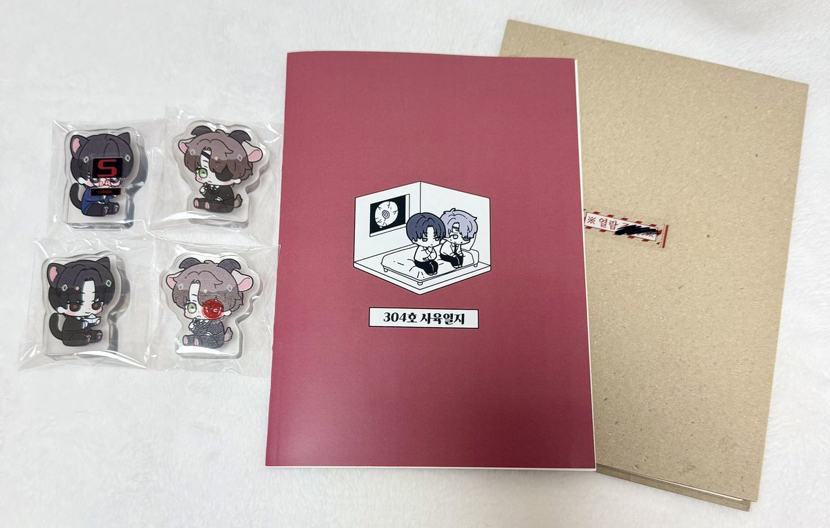 hamsplace7's tweet photo. 제가 생일선물로 뭘 받았는지 아시나요?
집주인님의 솔샇책과 포샇솔샇 코롯토를 받았습니다... 열람주의 스티커에 왼쪽 눈 위에 반려 스티커랑 심연등급 표시까지 넘 디테일하게 섬세한ㅠㅠ돈으로 살 수 없는 생일선물을 받았어요ㅠ메인트에 걸어둬야함ㅠㅠ내용? 진짜 같은 시대에 태어나 감사합니다 https://t.co/WcROWm0Wqw