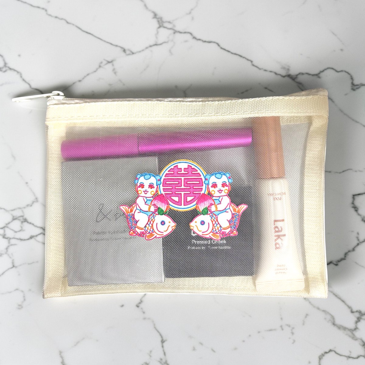 #SUZURIでつくったもの見て キャンペーンに当選してメッシュフラットポリポーチ頂きました✨
アイシャドウやチーク、マスカラなど嵩張るコスメもスッポリ入ってくれました💄
メイク直しアイテム持ち歩きに重宝しそう👏
ありがとうございました🥰

【刺繍風】双喜紋と魚乗童子
suzuri.jp/corie-erico/19…
