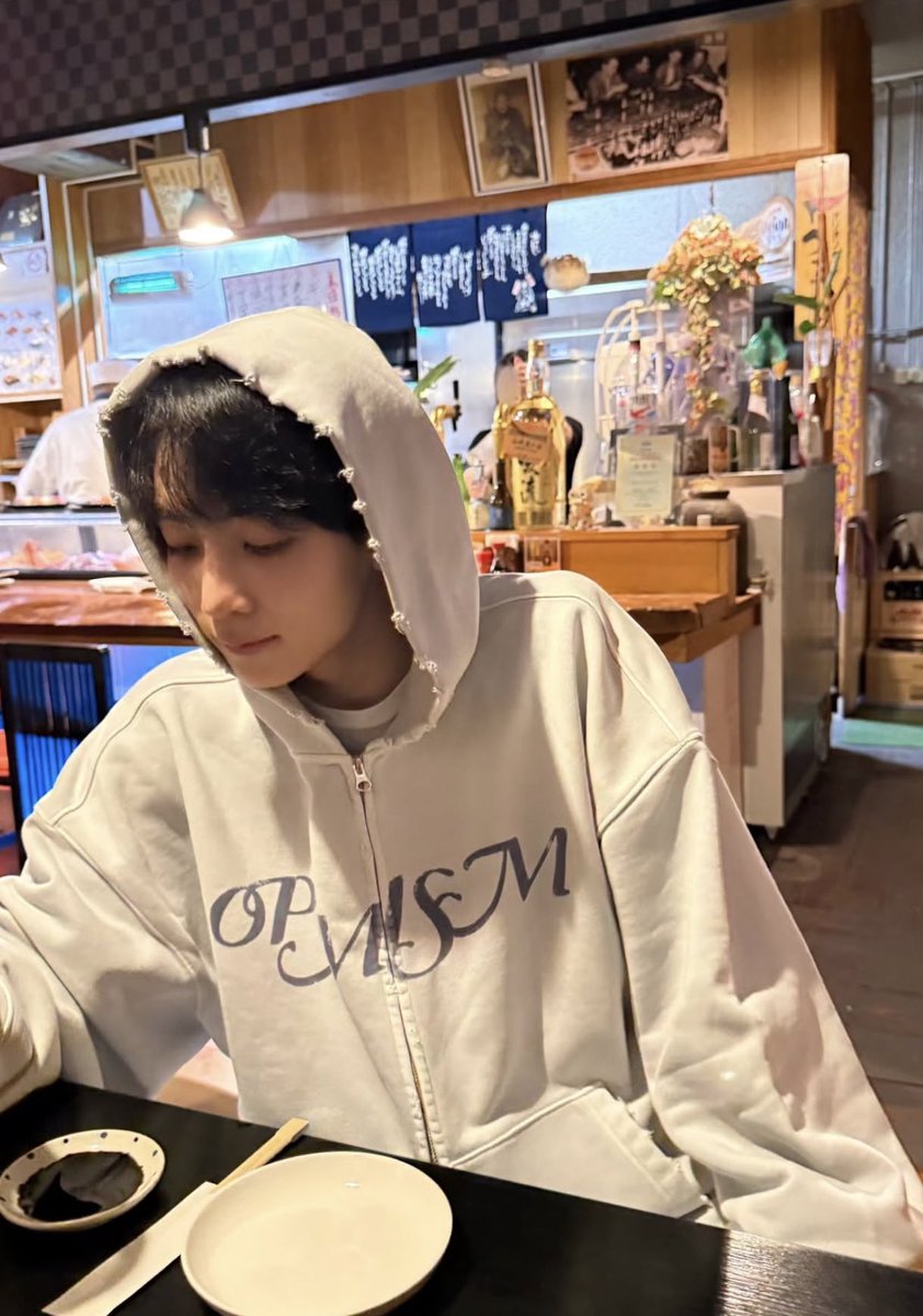 xueishaoo's tweet photo. yoon jeonghan 🥹 https://t.co/GqW7gq7ew1