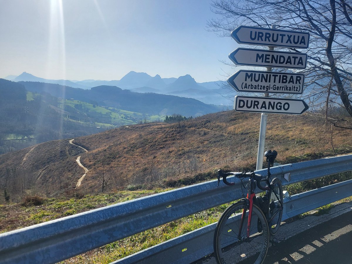 Cruce de caminos rompepatas...
Para donde tiramos?😬
#cicloturismo #bizkaia #Durango #Durangaldea