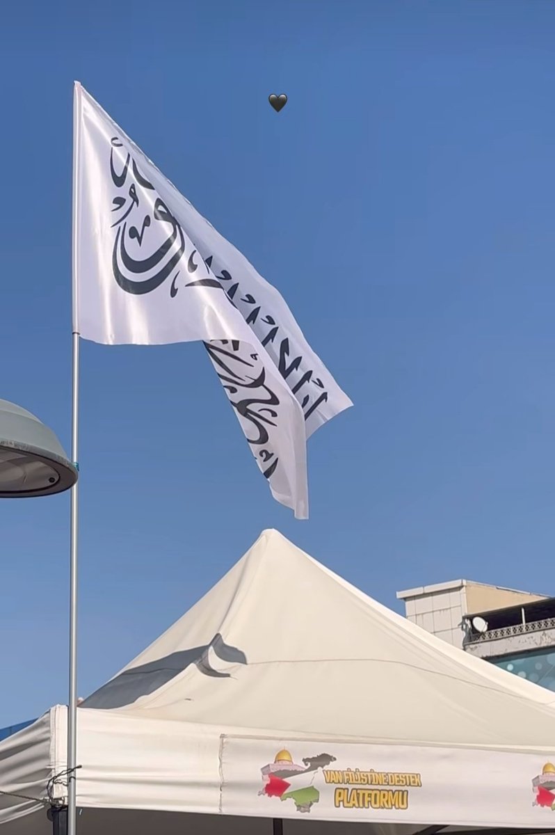 Rabbim beni tarikatlerden ve cubbelamdan beri kıl 
Sirati-lmustakim yolu üzerine sabit kıl.