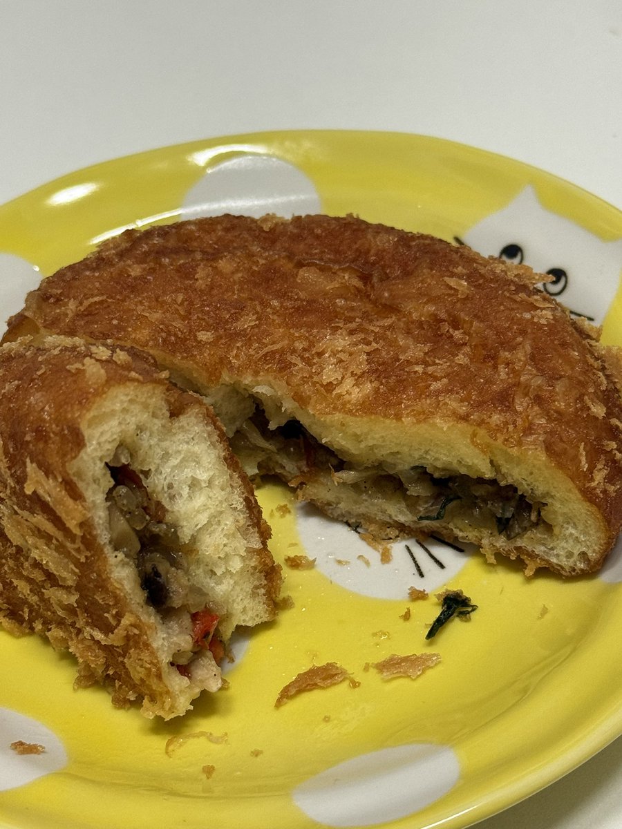 빵 먹다가 남자때문에 내려놓음....아 성찬🫠