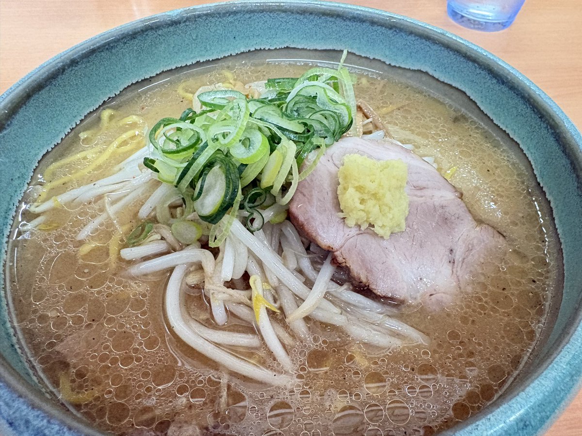 はじめての歩いたご褒美かも🚶‍♀️✨
ずっと食べたかった #彩未 のラーメン
最後の一口まで熱々で幸せそのもの
行列店なのわかるなぁ

駐車場がないと思い遠くに車を止めてお店をゴールに歩いたよ！もちろん帰りもね🏃‍♀️💨行くきっかけをくれたヘルスリーありがとう
#HEAL3 #人気ラーメン店