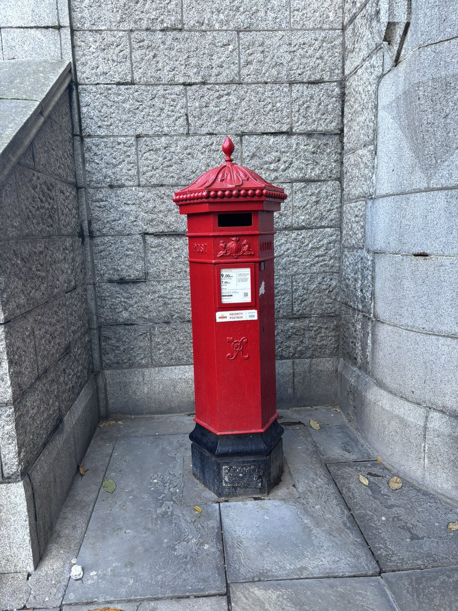 shells_amerena's tweet photo. @letterappsoc Post box by Tower Bridge https://t.co/RuEQQ9wEqm