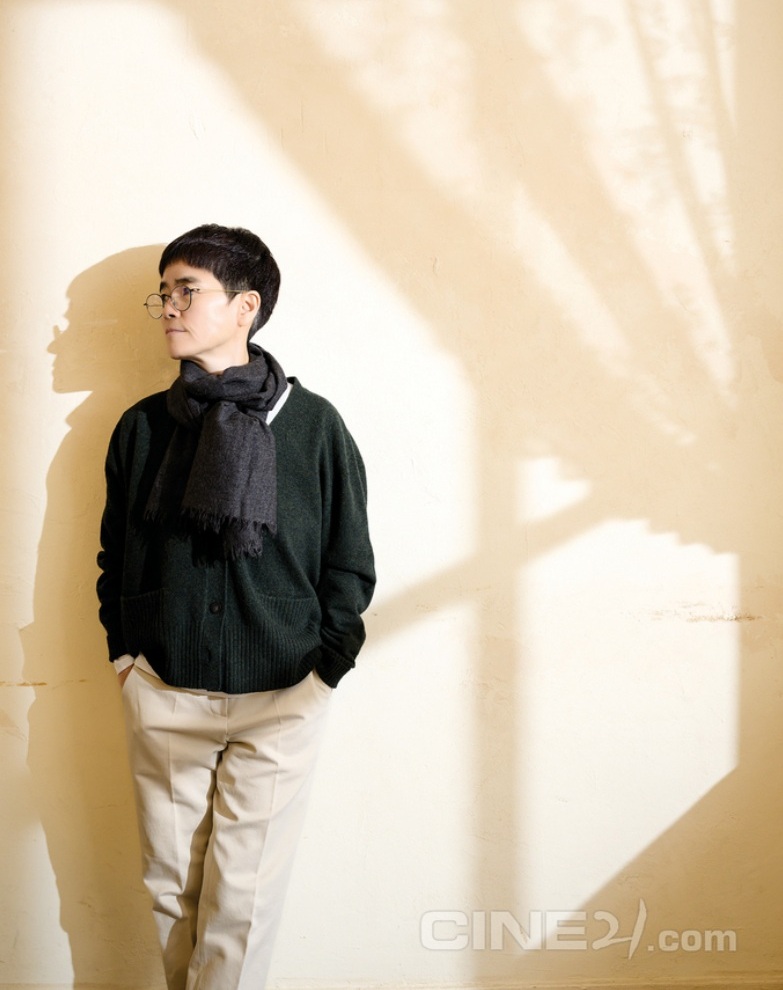 A Cine21 interview with writer #NohHeeKyung hints at what’s ahead for #Tantara: 
• Stories must feel real—rooted in research and lived experience. 
• Humanity over extremes. 
• Passionate characters who endure hardship, but not alone. 
• Actors challenged to reveal new sides.