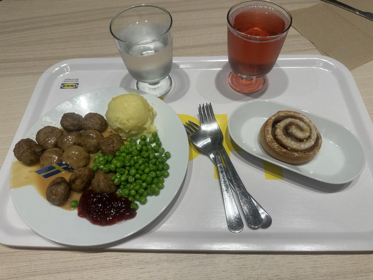 YousureC's tweet photo. よしゅあ氏
IKEAで噂のミートボールを食す https://t.co/QkA8nW4pNJ