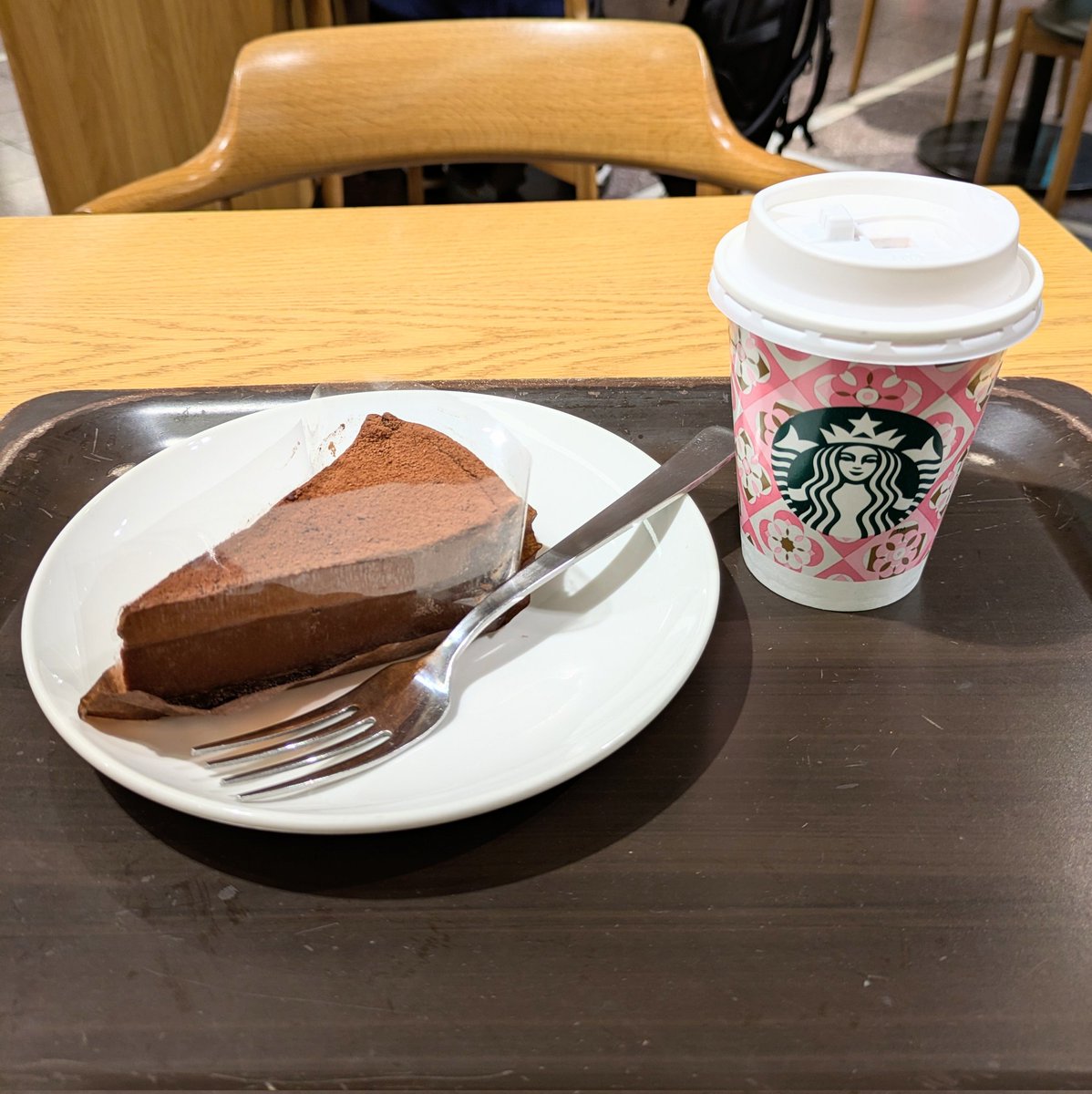 kazu_9136's tweet image. スタバのカップが春仕様になってる！可愛い✨️（しかし外は極寒）