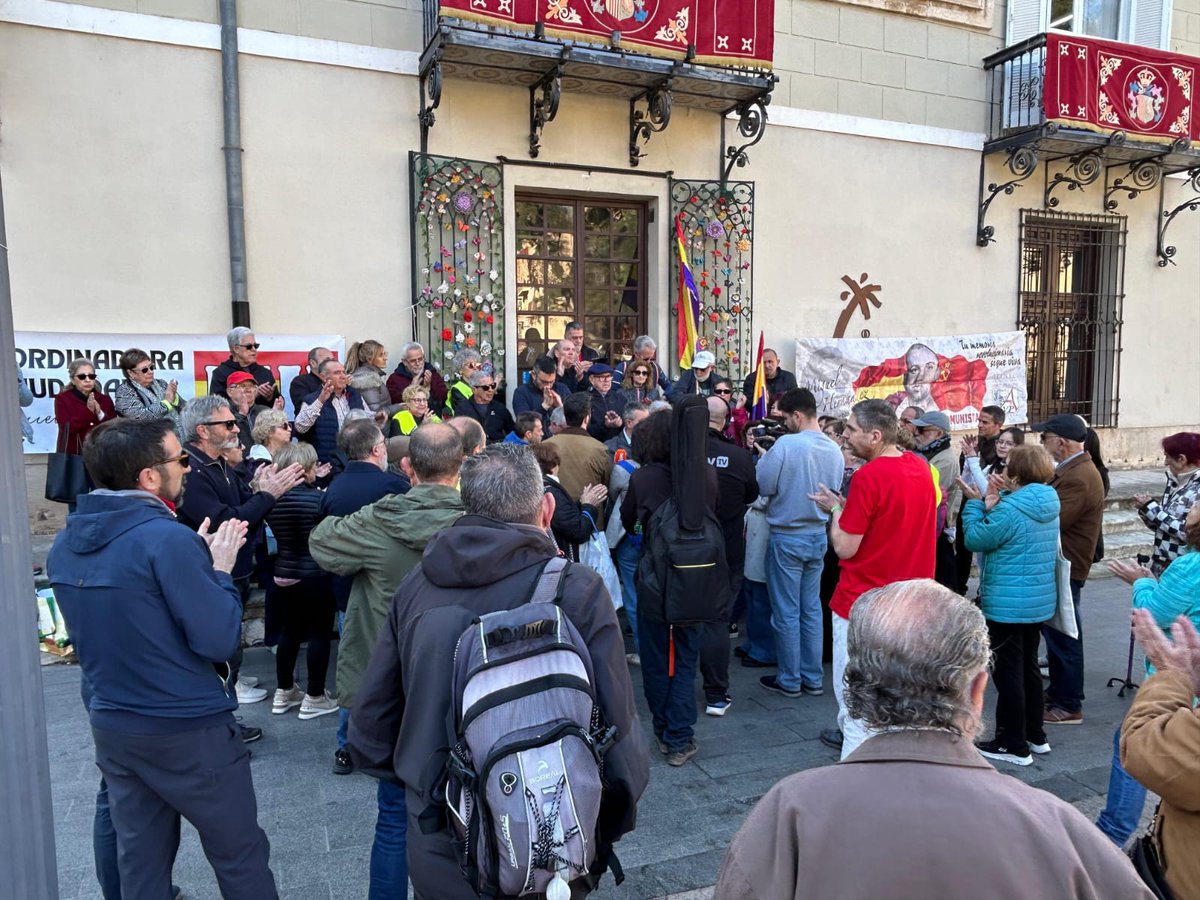 IntersindicalV's tweet photo. Concentració contra els atacs a la figura de Miguel Hernández per part de la Generalitat Valenciana a Oriola. https://t.co/xVhhTOmtLz