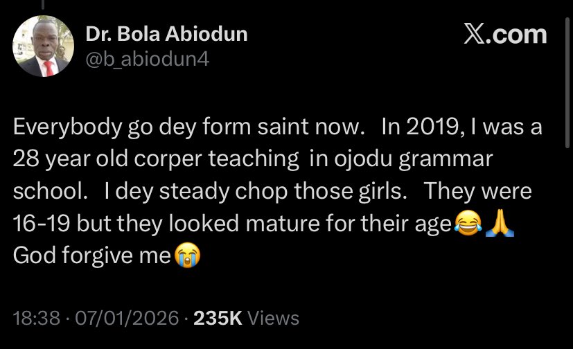 A man that confessed to raping girls is also using Simi to deflect. This should tell you all you need to know about the people dragging Simi.