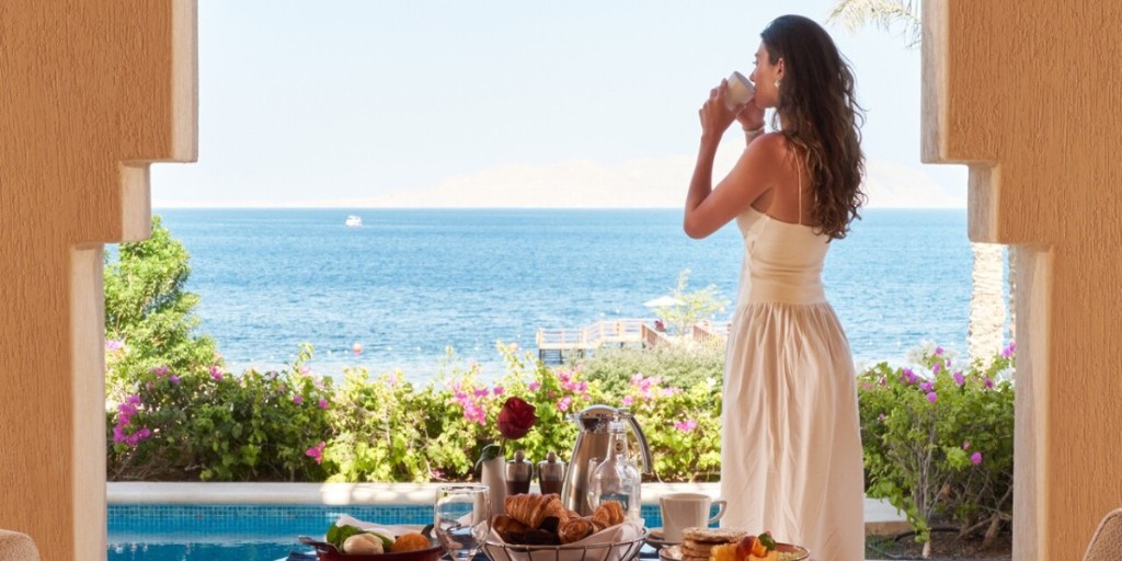 FSSharmElSheikh's tweet image. Sunrise, sea breeze, and breakfast served on your own private terrace 

At @fssharmelsheikh, in-room dining means waking up to golden views over the Red Sea, fresh flavors, and pure serenity — all from the comfort of your suite.

#WakeUpWithFS #Fourseasons #FSSharmElSheikh