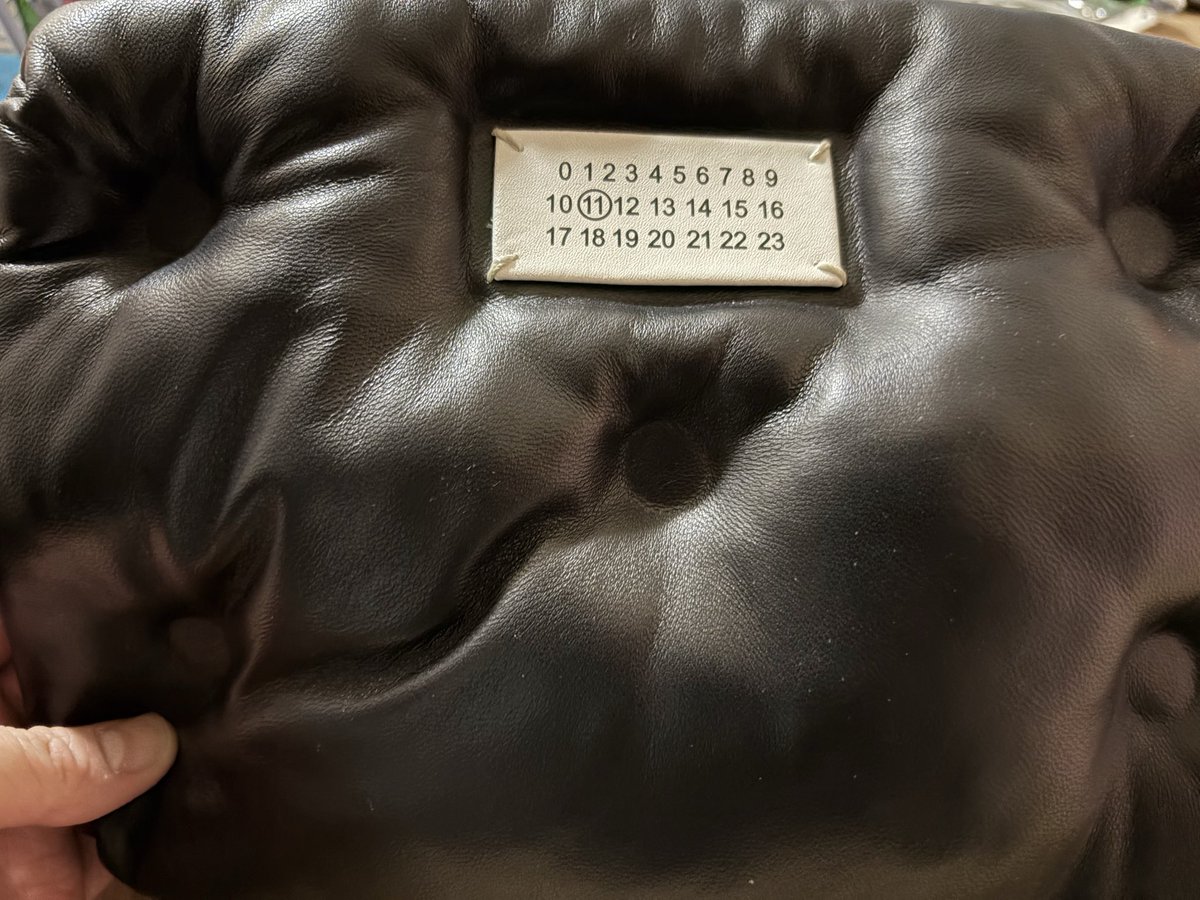 otalawyer's tweet photo. 嫁が俺に内緒でカバンを買ってんだけど、これっていくらぐらいのやつなんやろか…数千円ぐらいかな… https://t.co/vjuliD32Bx