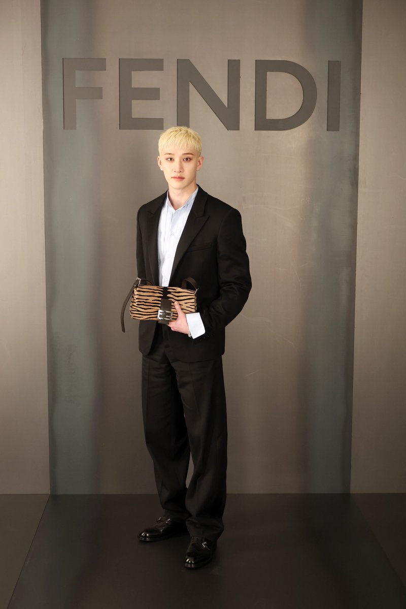หล่อทะลุกล้อง! เสิร์ฟภาพหล่อเท่ของหนุ่ม #BangChan #StrayKids Brand Ambassador ของ FENDI จัดเต็มลุคเท่ ร่วมชมแฟชั่นโชว์ Fendi FALL/WINTER 2026-27 ที่จัดขึ้นเมื่อวานที่ผ่านมา ณ กรุงมิลาน ประเทศอิตาลี 💚

BANG CHAN AT FENDI MFW  
#BangChanxFENDI  
#BangChanxFendiFW26
#FendiFW26