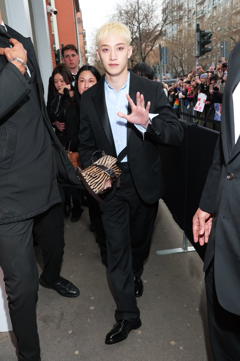 ช็อตไหนก็ปัง! ส่งภาพ #BangChan #StrayKids Brand Ambassador ของ FENDI เช็คอินที่ Fendi FALL/WINTER 2026-27 ณ กรุงมิลาน ประเทศอิตาลี 💚

BANG CHAN AT FENDI MFW  
#BangChanxFENDI  
#BangChanxFendiFW26
#FendiFW26 #FENDI
#MintNews