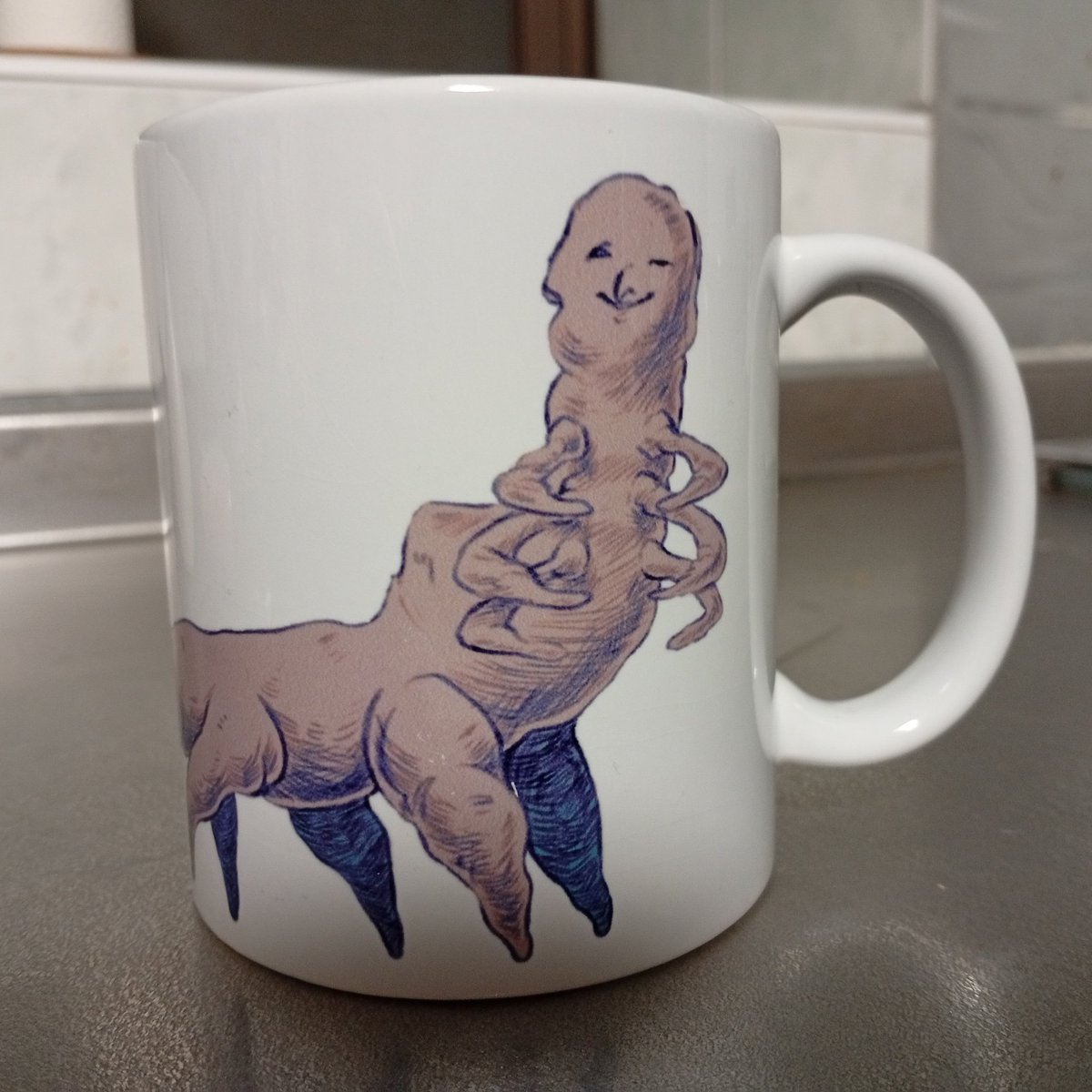 載せる絵がないので私制作のマグカップを見てください、禍々しいﾁｿﾁｿではなく愛くるしいクリーチャーです……