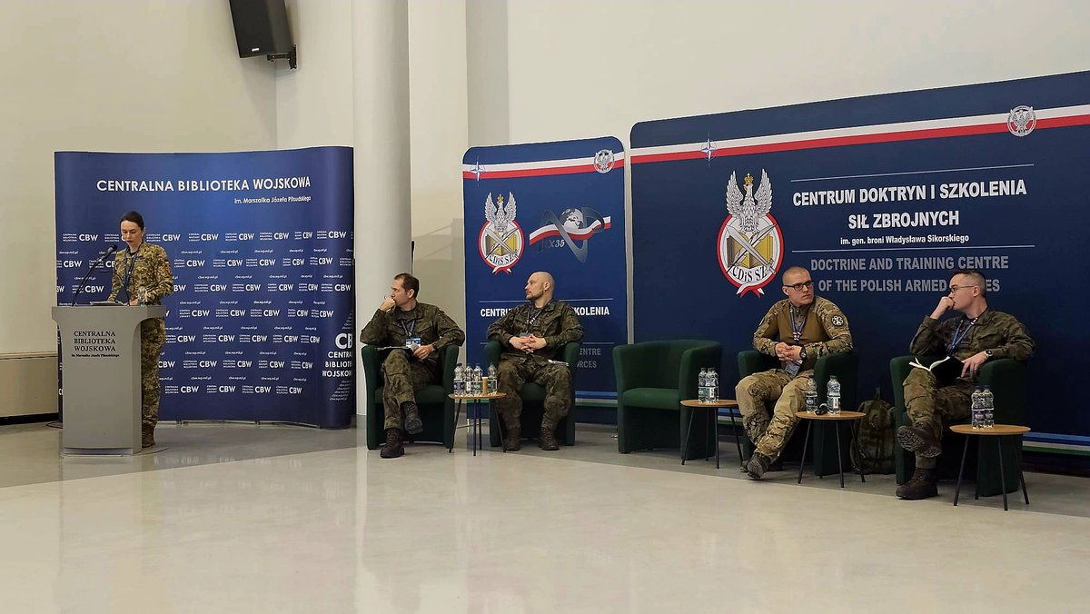 N2x35's tweet photo. Seminarium jest jednym z wielu przedsięwzięć CDiS SZ w tym obszarze tematycznym. Debata podsumowuje dotychczasowe wnioski i doświadczenia z wojny w Ukrainie oraz prace nad wielopoziomowym zarządzaniem wsparciem, gromadząc praktyków, ekspertów i naukowców z Polski oraz zagranicy. https://t.co/aTCoMpWkkf