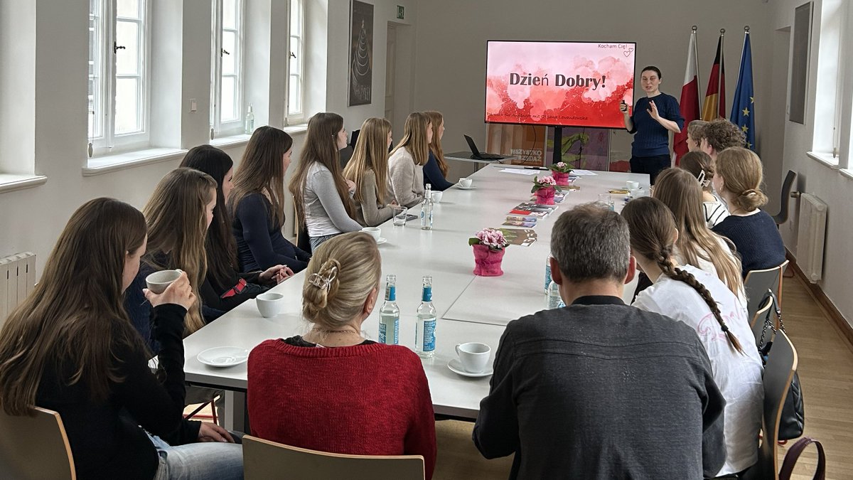PLInstitut_Dues's tweet photo. Zu Schwerpunkten von 2 Polnischen Projekttagen für NRW-Gymnasiasten aus Münster und Aachen gehörten diese Woche – neben Geschichte, polnische Sprache &amp; Kultur – auch der 4. Jahrestag des russischen Angriffskrieg gegen die Ukraine. https://t.co/4kcWnu7IrE