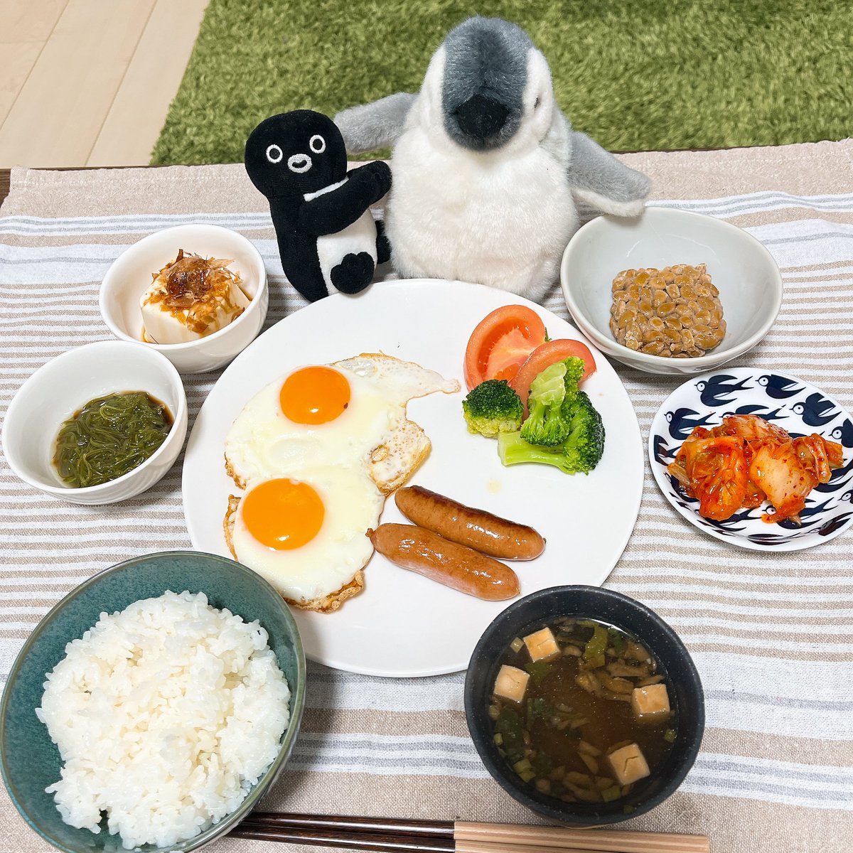 🐧🍚🐧
お姉ペン！今日は小鉢がたくさんだねﾜｰｲ
ぺんちゃん、これは久しぶりのあるじのレギュラー献立なんだよ。
レギュラーはめかぶ、お豆腐、納豆なんだって！))📢🐧