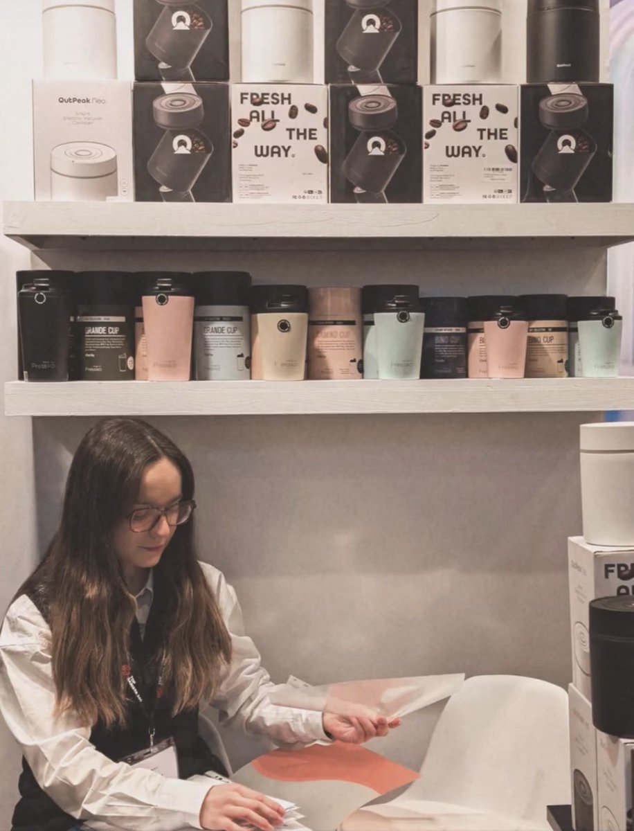 Outpeakstyle's tweet photo. OutPeakのコーヒーキャニスター、ついに一部のコーヒーショップ店頭でも販売スタート☕️
ワンタッチ自動バキュームで豆の鮮度をキープ。見かけたらぜひチェックしてみてください！😊🥰 https://t.co/mTXqCDkGBr