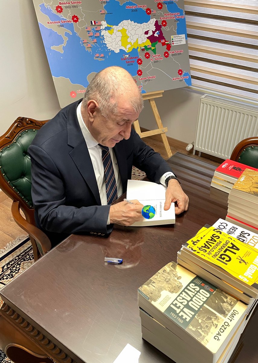 Genel Başkanımız Ümit Özdağ, Zafer Partisi’ne bağış yoluyla destek olan vatandaşlarımızın aldıkları kitapları imzalıyor.