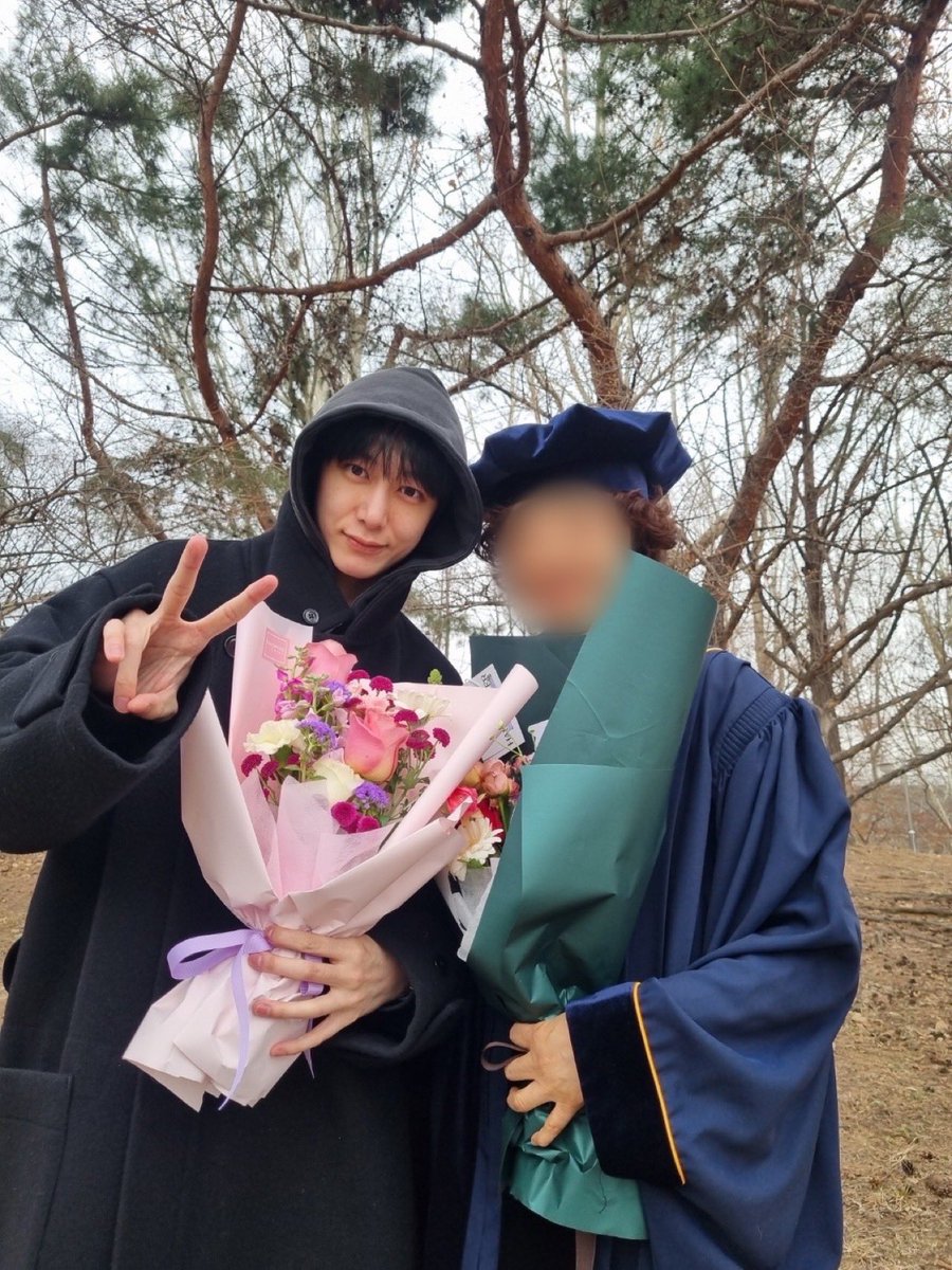 FOFA! #HYUNGWON compartilhou no Bubble que sua mãe se formou na faculdade! ❤️

🐸 Anteontem eu fui parabenizar minha mãe porque ela se formou na faculdade hehe
🐸 Eu nem sabia porque ela não tinha contado, mas ela estava estudando aos poucos esse tempo todo hehe, só me falou