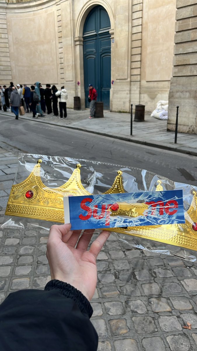 Supreme Drops tweet media