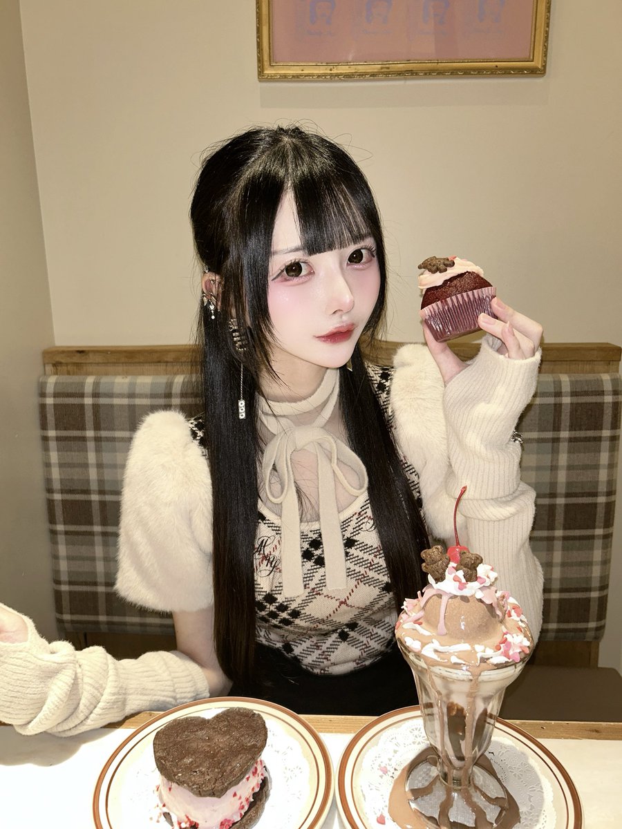 加工は同じなのにフラッシュと常時ライトでこんなにも写り方違うんだよꪔ̤ ̖́-
どっちが好み？🤎
⬅️フラッシュ     常時ライト➡️ https://t.co/GA72H4V4Iw