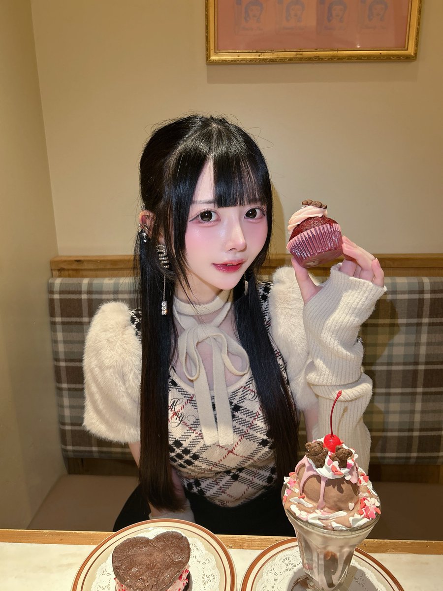 加工は同じなのにフラッシュと常時ライトでこんなにも写り方違うんだよꪔ̤ ̖́-
どっちが好み？🤎
⬅️フラッシュ     常時ライト➡️ https://t.co/GA72H4V4Iw