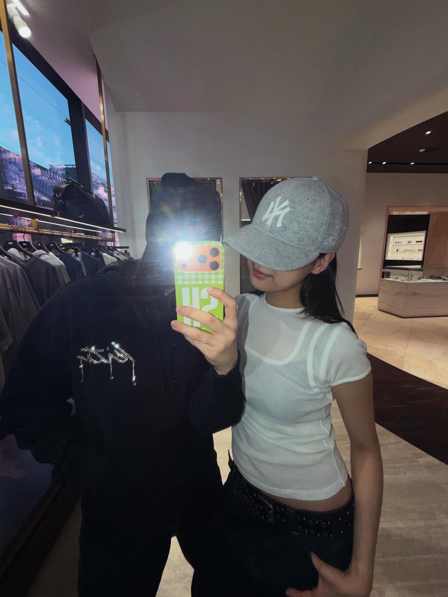 LDN327's tweet photo. _mit.mayo
🤍🖤
Spring 26, moments with KITH Seoul Team
@kith @kithwomen @lalalalisa_m
#kith #kithwomen #lisa #kithseoul
https://t.co/pXUcdDSnSW https://t.co/ohirIjSDpG