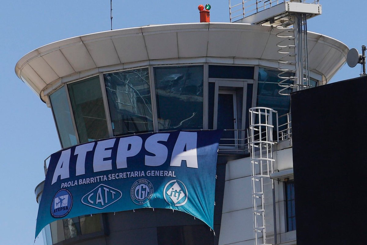 jotaleonetti's tweet image. #PARO DE #CONTROLADORES ✈️
NO HABRÁ DESPEGUES DESDE LAS 15 EN NINGÚN AEROPUERTO 
No hubo acuerdo en el encuentro de ayer en @SecTrabajoAR.
@EANAoficial asegura que siguen en diálogo y no se emitió notificación a Líneas Aéreas para modificar vuelos de 15 a 18.
Incertidumbre.