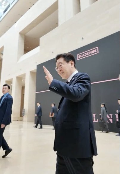 yk2aii's tweet photo. Lee Jae-myung, the President of South Korea, was spotted at #BLACKPINK’s pre-listening party at the National Museum. https://t.co/qAXHOu89Bp