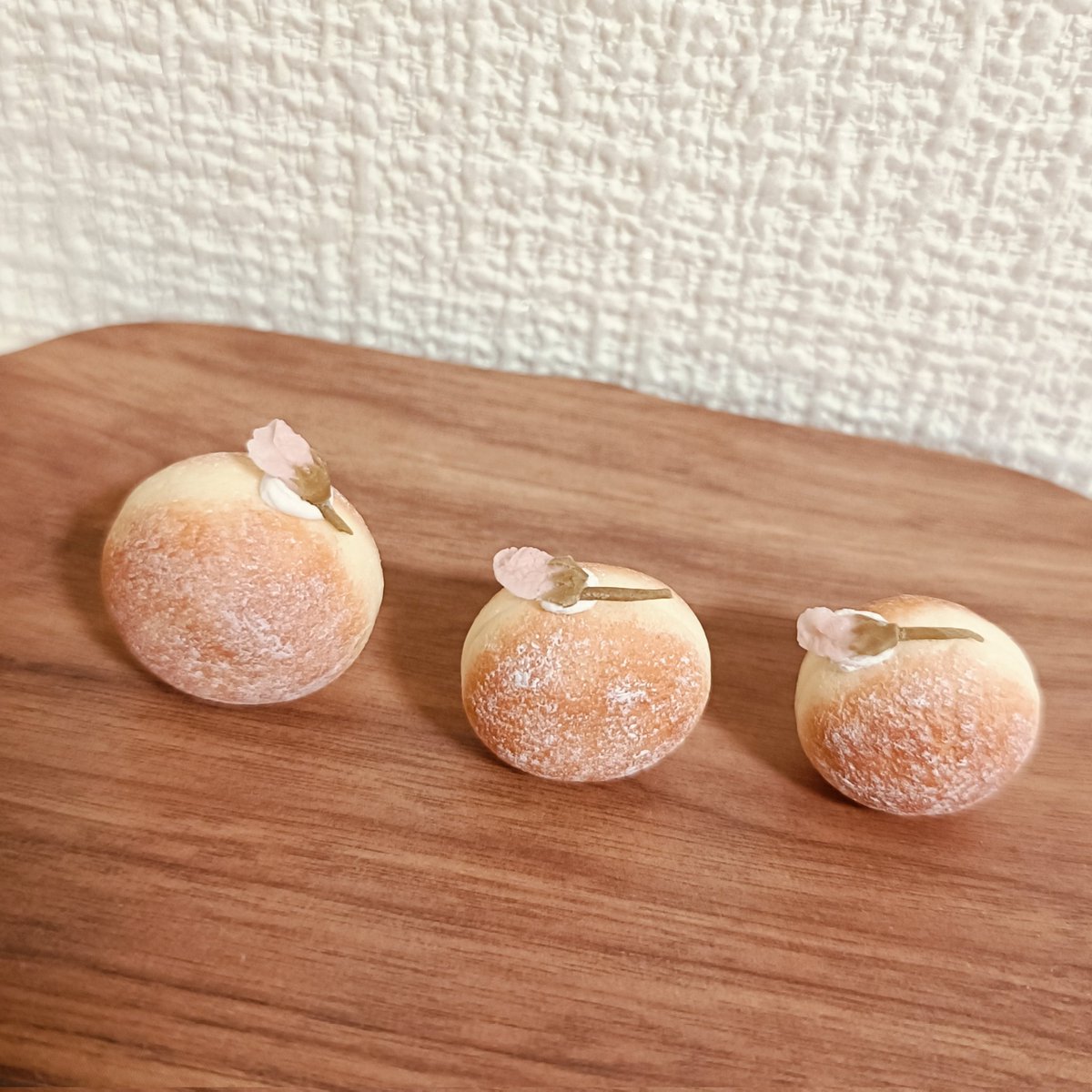 さて、次の桜スイーツはこちら！
桜の生ドーナツです🍩
実はこれ、作った直後はあんまりかわいく見えなくてボツかな…
なんて思ってたんですが、次の日見たら、あれ？！ちゃんとかわいいのでは？？となった作品です😅
あるんですよね、たまにこういうことが。不思議なんですが