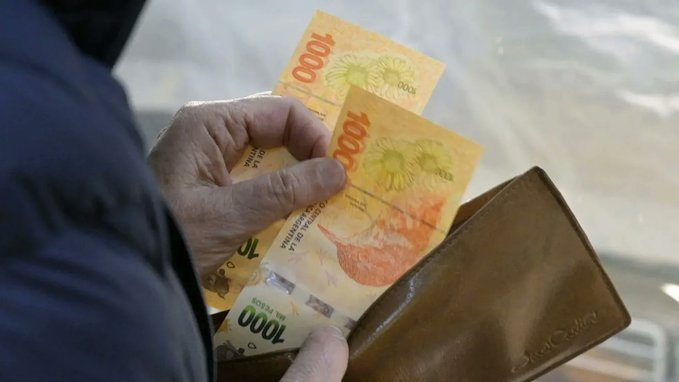 LT8 am830 tweet media