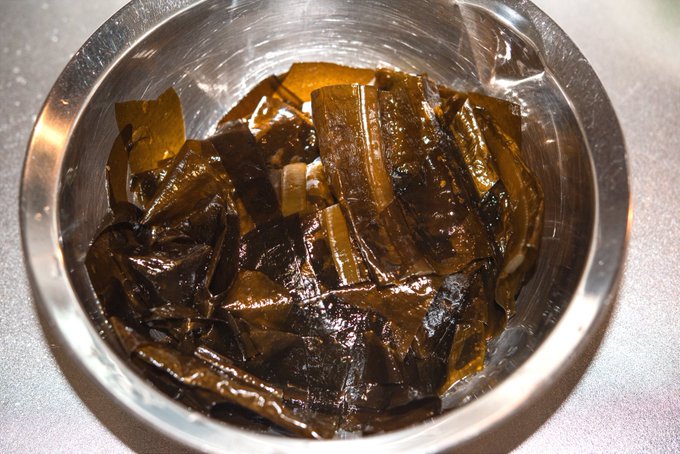 新物のわかめを茹でて
(さっと色が変わるのがいつもおもしろい)
ポン酢と一味唐辛子で頬張る
うまい 