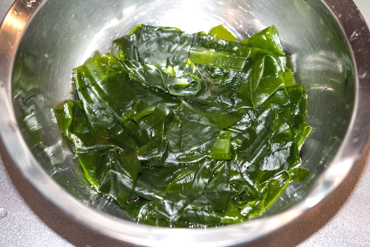 新物のわかめを茹でて
(さっと色が変わるのがいつもおもしろい)
ポン酢と一味唐辛子で頬張る
うまい 