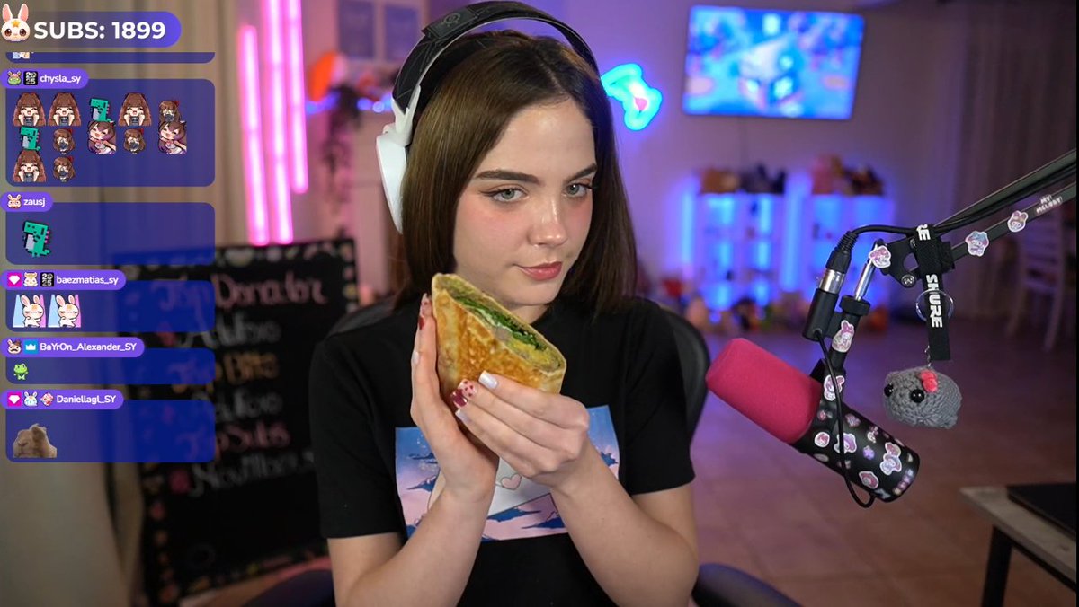 Padilla_Sy's tweet photo. Gracias por el stream de hoy @staryuukiii ✨ los burritos que preparaste se veían rico y el fortnite estuvo divertido, que descanse bien ❤️ https://t.co/EbYOgYDYLe