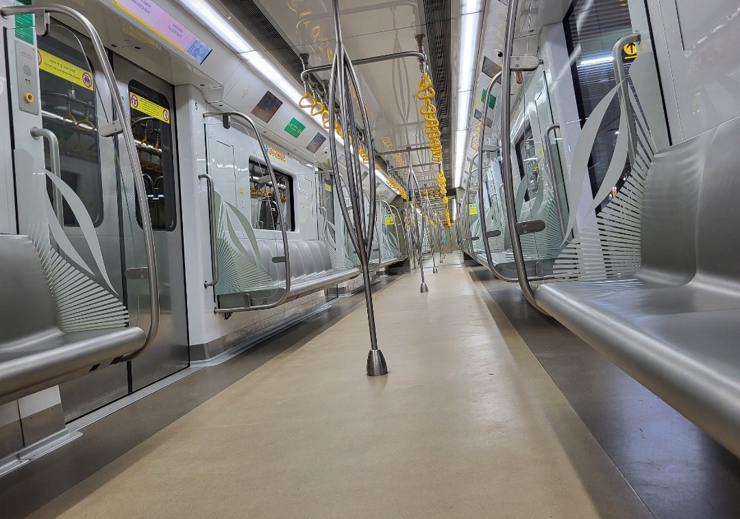 ne5h_'s tweet photo. This was Agra #Metro on sunday noon recently. Yet, it runs frequently. 
But, they cry funding metros here 🤡 https://t.co/vFTpCWXj2l