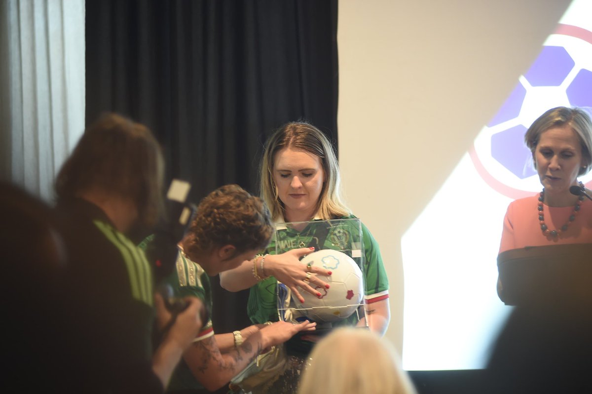 CulturaCiudadMx's tweet photo. ¡El reencuentro que esperaban! ⚽️✨💜
Las jugadoras de México e Inglaterra que se enfrentaron en la Copa Mundial de 1971 se volvieron a ver después de 55 años.
La campaña "Football is our Language" de la Embajada de Reino Unido en México hizo posible este esperado encuentro, que busca unir la pasión por el fútbol y abordar temas sociales y de género.
A este emotivo evento asistió la titular de la Secretaría de Cultura de la Ciudad de México, Ana Francis Mor (@anafrancismor) quien compartió tan memorable reencuentro con las leyendas del futbol femenil, un momento que trascendió la cancha y se convirtió en historia.
#FútbolFemenil
#RumboAlMundial
#ReencuentroHistórico
Consulta más actividades en la #CarteleraCdMx: https://t.co/xVQZnlDphW