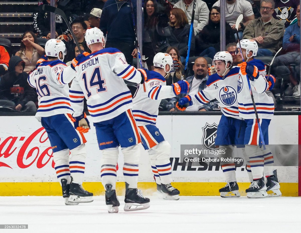 Matt Savoie scores his 10th goal of the season on the power-play to give the #Oilers a 5-4 lead in the third period! #LetsGoOilers