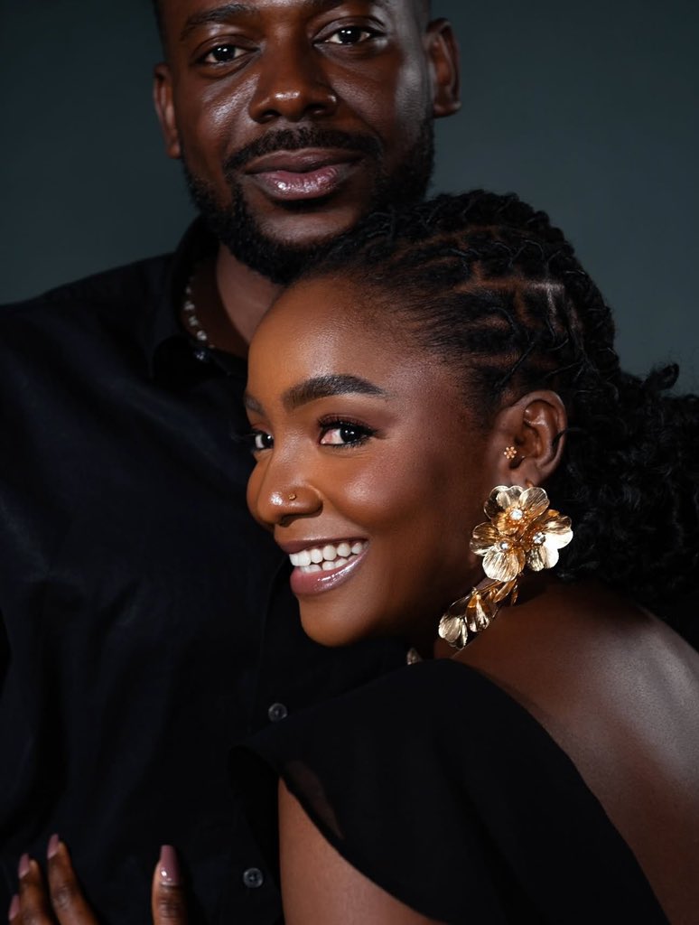 Darleeton3's tweet image. Which do prefer ? 

Simi with Gork      Or.       Simi with Grok