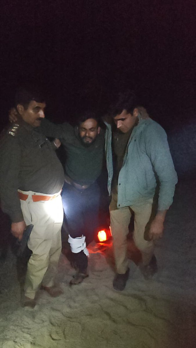 news21national's tweet photo. बरेली के शाही में पुलिस मुठभेड़, नकबजनी के दो आरोपी गिरफ्तार
#Bareilly #Shahi #PoliceEncounter #CrimeNews #UPPolice #BreakingNews #LatestNews #HindiNews #News21 #News21National @bareillypolice @Uppolice https://t.co/5gbRMWKUMX