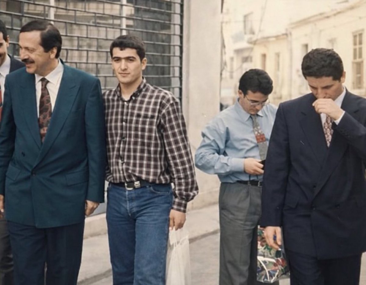 Makam, mevki geçiniz!..
Bügünlük değil ömürlük sadakat bu!
Yıl;1995..
Yer; KKTC..
Cumhurbaşkanı Tayyip Erdoğan arkasında İçişleri Bakan Yardımcısı Bülent Turan, İstanbul Valisi Davut Gül (takım elbiseli) 
Allah uzun ömürler versin varlığını eksik etmesin <a href="/RTErdogan/">Recep Tayyip Erdoğan</a> 🌺🧿🤲
