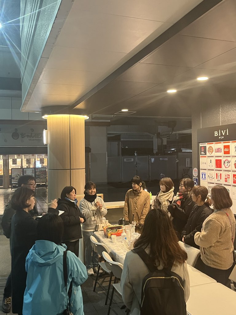 【京都ユースストリートカフェ】
先日二条駅BiViさん前で、若者の居場所作りを7団体で夜間に行いました！朝食を抜く学生、無料パン80個はあっという間に終了😊ボランティアします！と高校生徒会の学生さん。Instagram手伝います！と近くの美容師さん。本当に感謝しています！来月もまた行います！