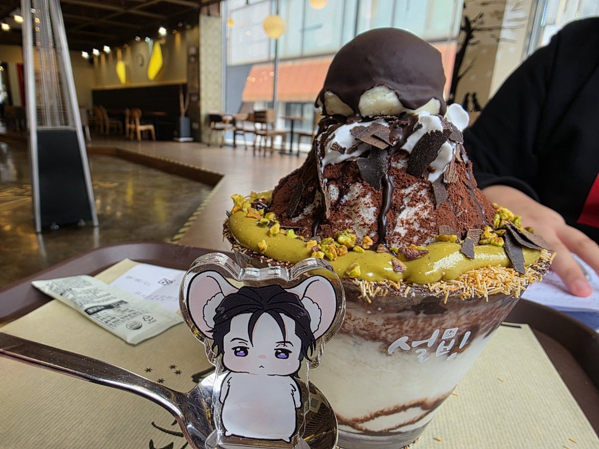 bogsangsa_1206's tweet photo. 무엇을 먹을까?
 ● 푸니야를먹기
 ○ 두바이초코설빙을먹기 https://t.co/WdMSEoQgiZ