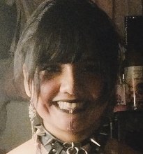 Algunas veces me han dicho que mis sonrisas en dibujos dan miedo pero muchas veces lo hago con la intención de que se vean tiernas, así que uso mi sonrisa como referencia 
Cómo sonrió irl: