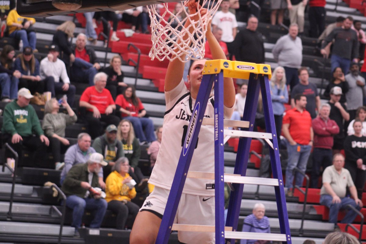 SportsMDF's tweet photo. Spoofhound alum Rylee Vierthaler celebrated an MIAA tonight with UCM. 

📸 Joe Andrews https://t.co/3qEMOvflmX